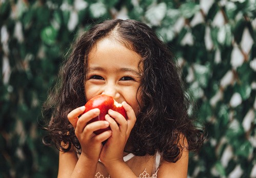 girl eating apple